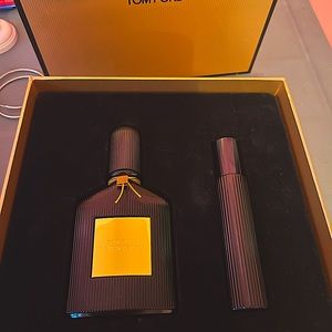Tom ford black orchid set. 30ml spray and 10 ml travel spray! Great for gifts!